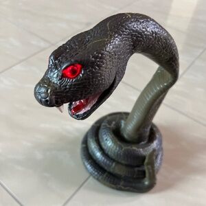 Tekki Toy Striking Snake Halloween Prop Motion
